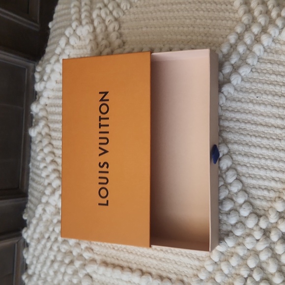 Louis Vuitton - Picture 10 of 10